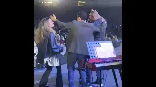 عبدالله وكنزى عمرودياب فى حفل دبى اليوم مع الهضبه اول ظهور لاولاده على المسرح 