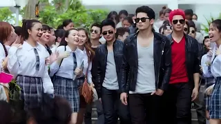 طالبه غبيه بتضرب زعيم عصابه فبيقرر أنه ينتقم منها وبيروحلها المدرسه ومعاه جيش من العصابه ملخص فيلم 