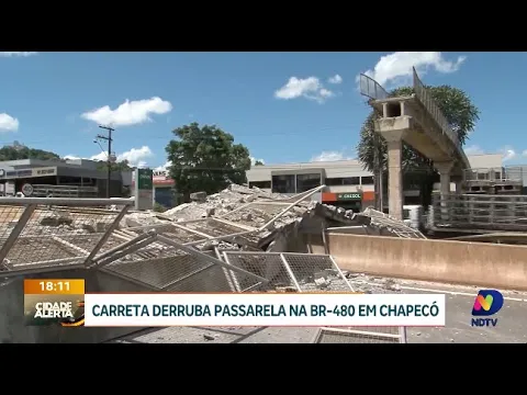 Caminhão derruba passarela na BR-480 em Chapecó no Oeste do Estado