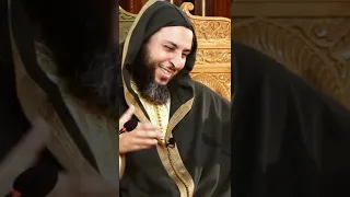 يقال أن ه أعظم بيت شعري قاله أبوالعلاء المعر ي دندنها