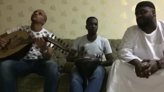 عيني ما تبكي دندنها