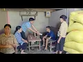 Download Lagu The father protects his daughter but the stepmother acts strangely when she sees the dowry.