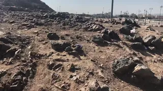 هذا جبل الرماة الذي وقف عليه خالد بن الوليد في غزوة أحد دندنها
