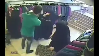 فيديو امرأة استعرضت جسدها لإلهاء بائع ملابس خلال تنفيذ سرقة  فيديو امرأة استعرضت جسدها لإلهاء بائع ملابس خلال تنفيذ سرقة