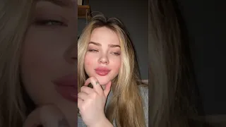 شقراء جميلة 