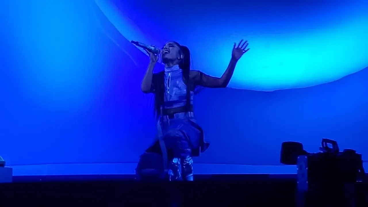 Ariana Grande - Love Me Harder + Breathin (Sweetener World Tour, Vancouver)