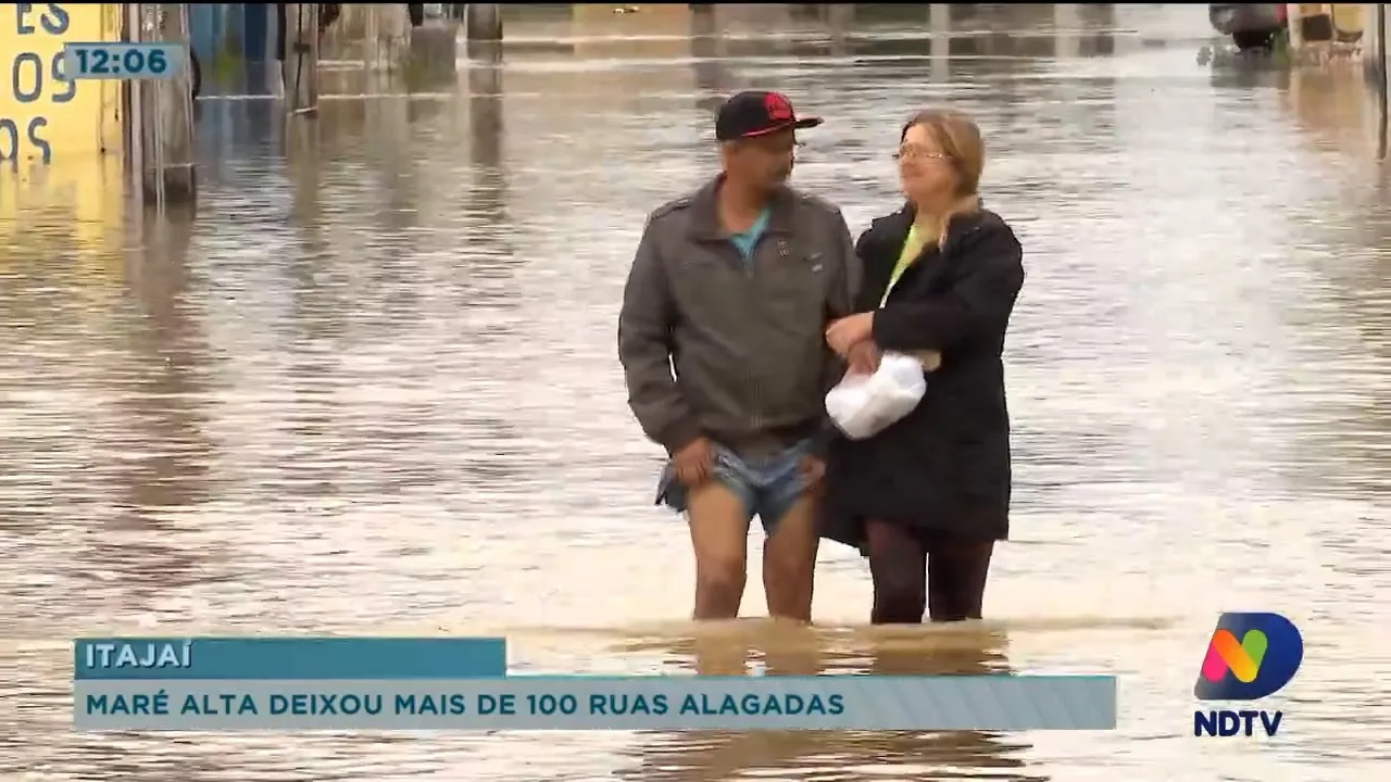 Maré alta deixou mais de 100 ruas alagadas em Itajaí, estacionamento rotativo suspenso