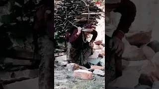 دلع البنات أمرأة عجوز تحمل حطب ما رأى البنات 