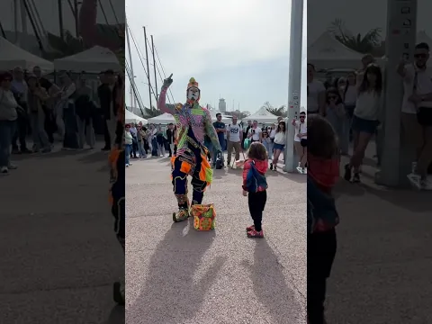 Karcocha Estatua viva por dinero