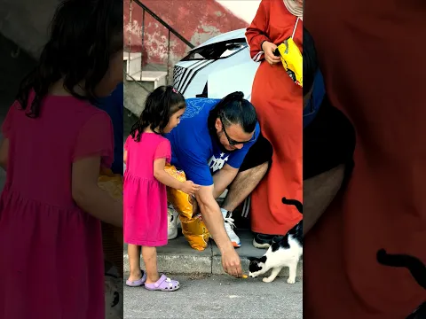 شاب يساعد الفقراء بطريقه جميله