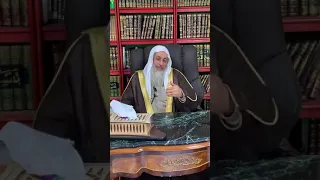 إذا صلى الرجل إمام بزوجته فقط ثم أخطأ في التلاوة فهل لزوجته أن ترده بالآية أم انها تصفق الشيخ العدوي دندنها