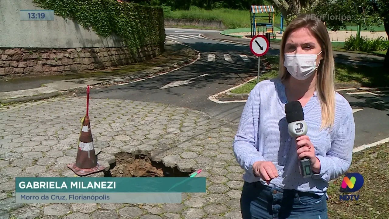 Moradores do Morro da Cruz cobram manutenção de buracos na rua, mas ficam sem respostas