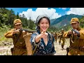 Download Lagu Orang Jepang memaksa seorang gadis desa untuk membimbing mereka, tetapi dia adalah seorang pemburu u