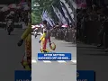 Lagu Racer takes down rival with dramatic sack throw in Indonesia during heated road rage