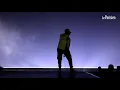 Damso chante « Feu de bois » sur la scène de l’AccorHotels Arena
