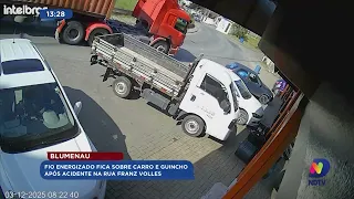 Fio energizado fica sobre carro e guincho após acidente na rua Franz Volles