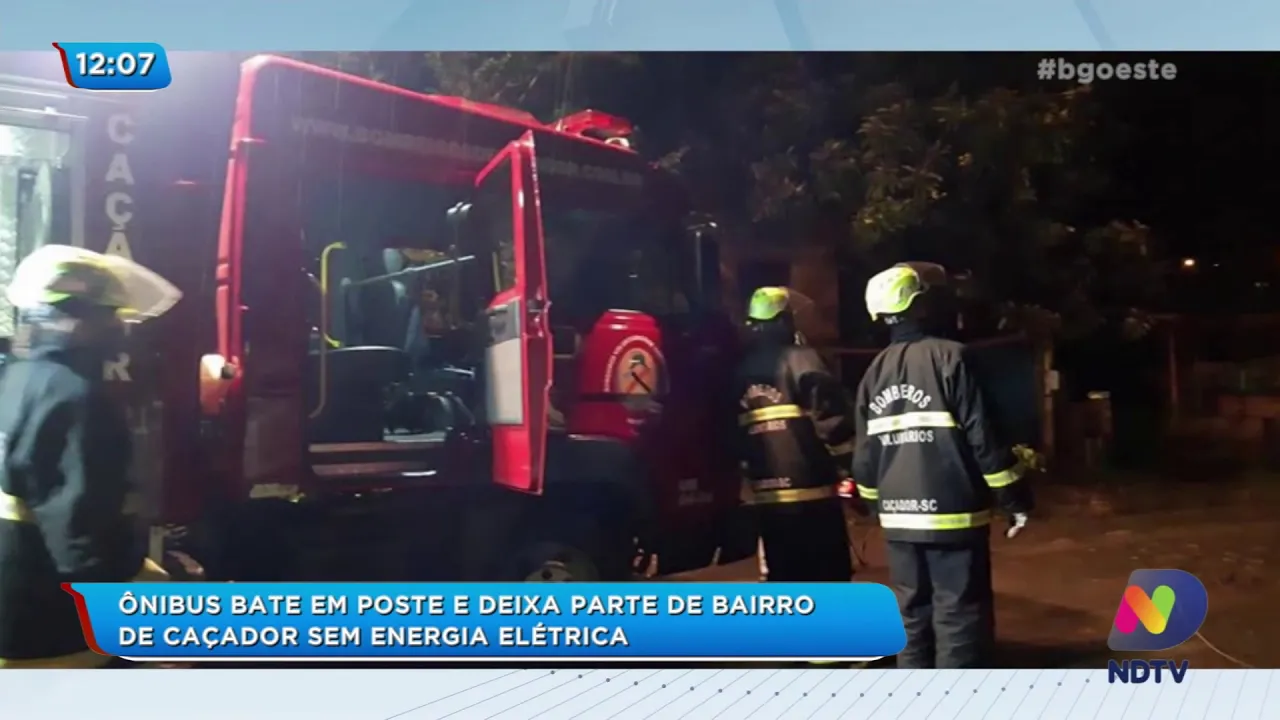 Ônibus bate em poste e deixa parte de bairro de Caçador sem energia elétrica