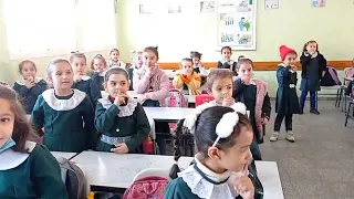 حركات ع أغنية اقعدوا قعدنا وقفوا وقفنا طالبات صف أول 