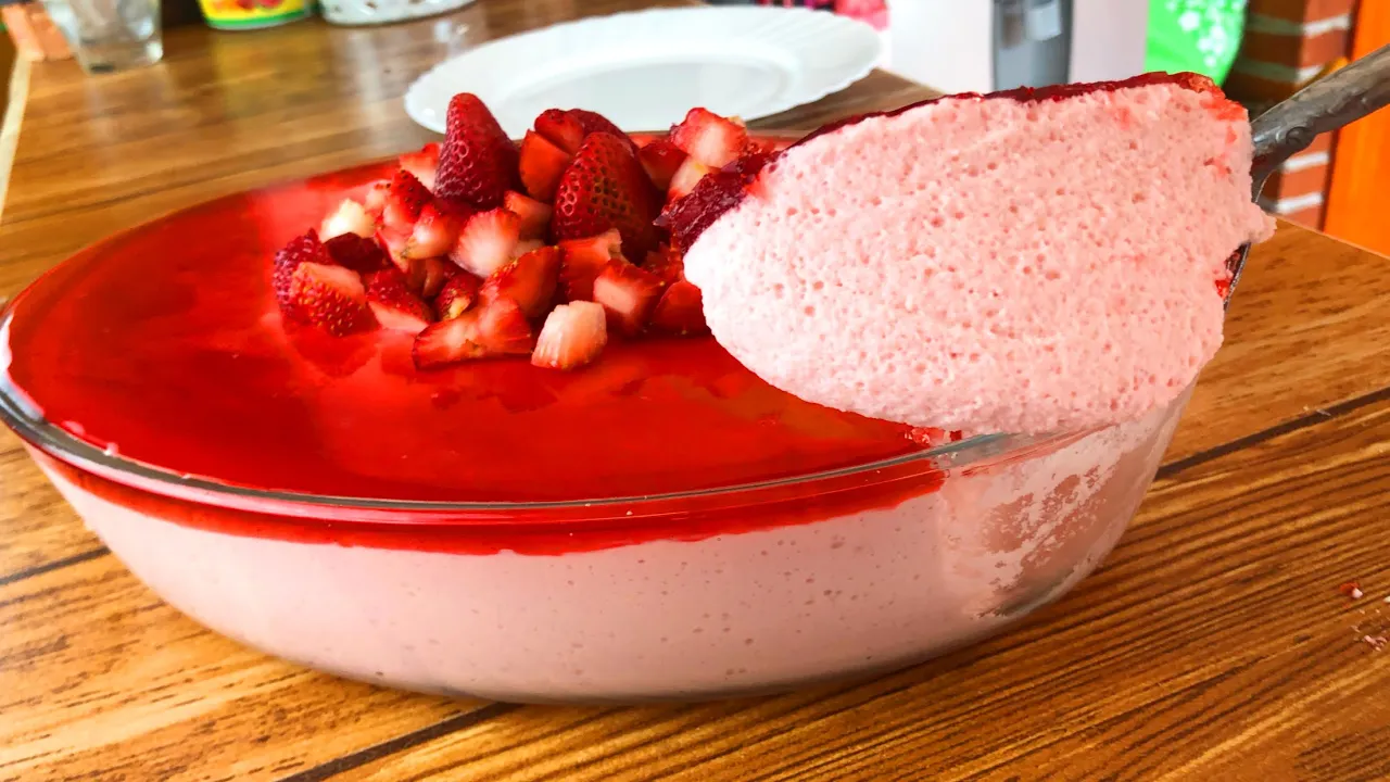 STRAWBERRY FRUIT MOUSSE WITH GELATINE AND MORE STRAWBERRIES. 