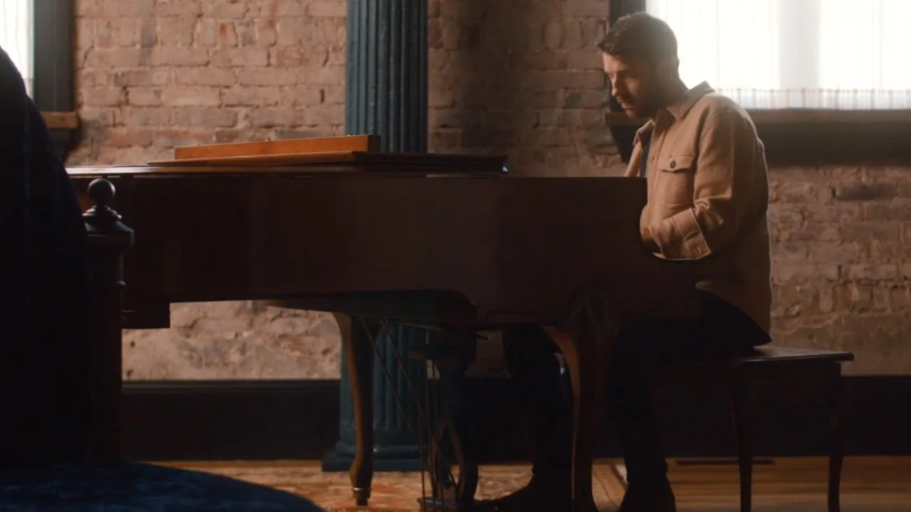 Brett Eldredge - Holy Water (Official Music Video) Brett Eldredge - Holy Water (Official Music Video)