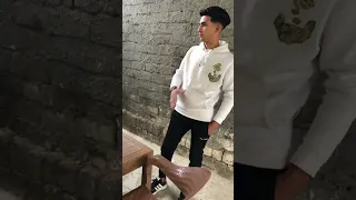 شاب قاعد على الكافيه يهين الجرسون دندنها