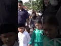 Download Lagu Nyi Khiyang pegang erat tangan mayor idan menuju pemakaman ibunda ya ..