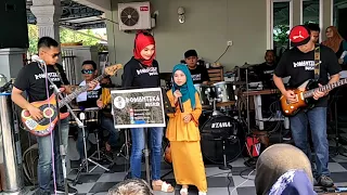 Putus terpaksa cover by romantika busker ft adik damia