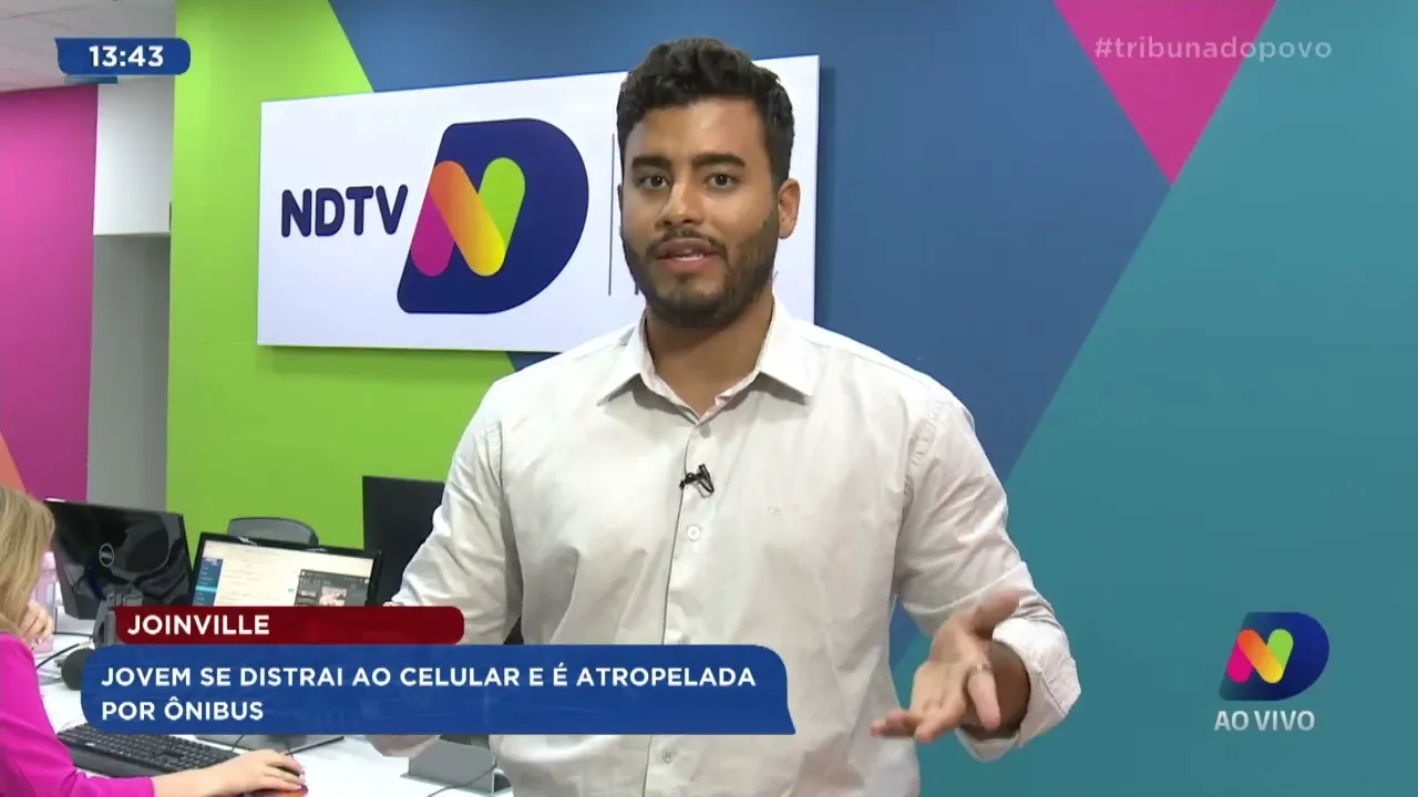 Jovem se distrai ao celular e é atropelada por ônibus em Joinville