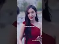 Os olhos do entregador prevêem o futuro! Ele salvou a bela, ela quer se casar com ele.