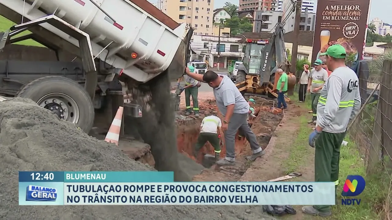 Tubulação rompe e provoca congestionamentos no trânsito na região do bairro Velha