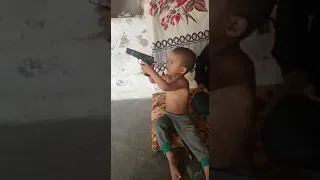 كيف تعلم الأطفال على حمل السلاح أطفال 