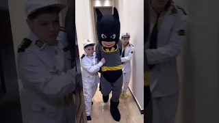 الشرطة قبضوا على باتمان     دندنها