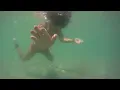 油に浸した20ポンドのクラゲはひどく刺す