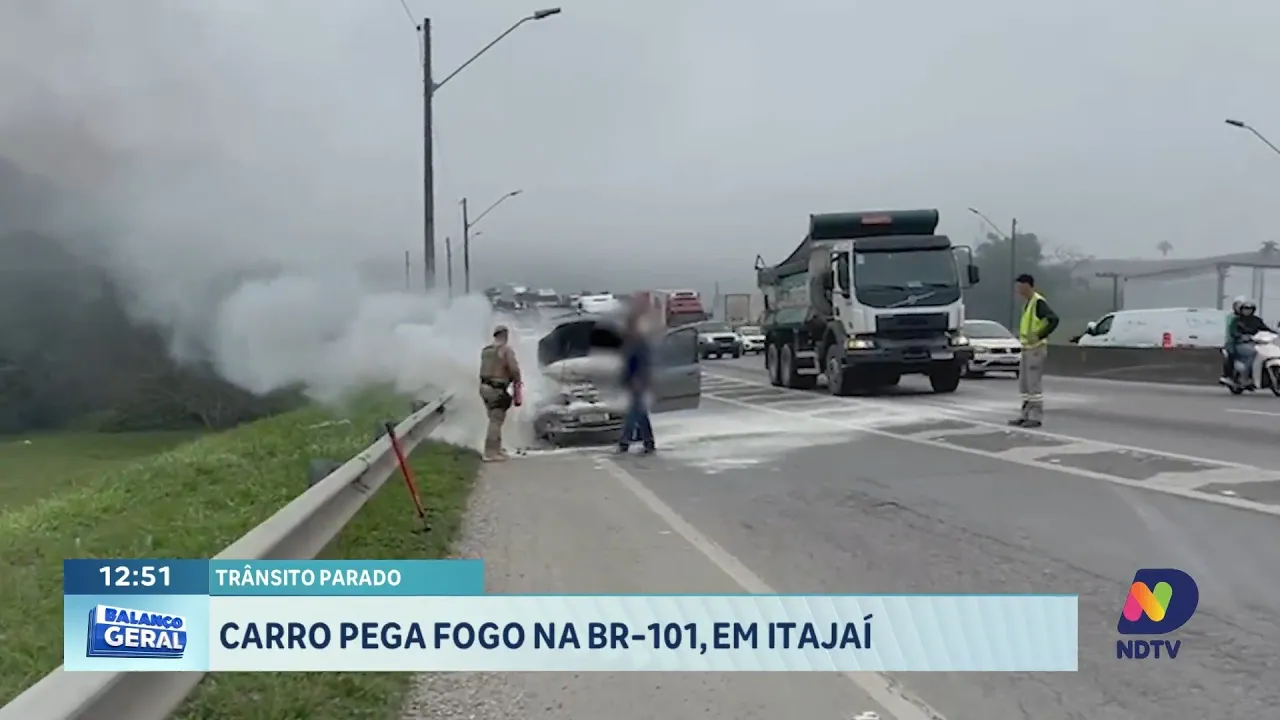 Grave acidente paralisa trânsito na BR-101 em Piçarras, e carro pega fogo na rodovia em Itajaí