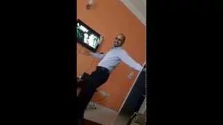 من داخل شقته في الخرطوم فيديو المحتال حمد بن حمد بن عبدالله و بعض النساء العاهرات 