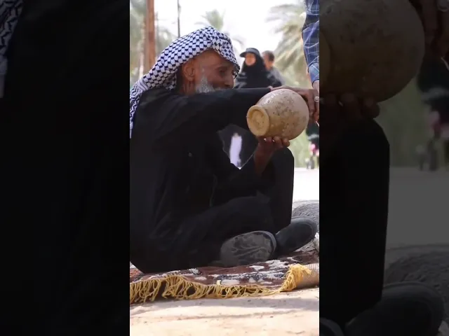 ⁣هرم الجسد وارتجفت اليدان ولم يزل حب الحسين (عليه السلام).. شيخ يسقي الزائرين في طريق العشق الحسيني