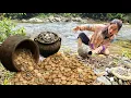 Download Lagu Treasure Find: Girl Amazed to Discover Treasure Full of Gold and Silver on Riverbank #treasurehunt