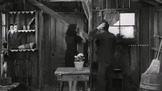 مقطع مضحك ل شارلي شابلن وحبيبته 