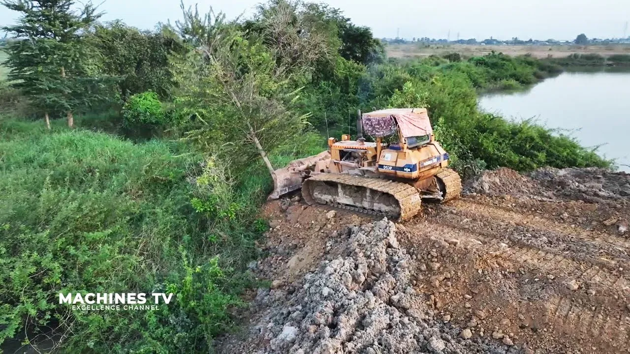 Bulldozer Special Skills Building New Road Technology Dump Truck Unloading Soil And Bulldozer Paving