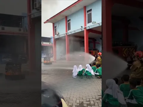 Detik-detik Kejadian Tak Terduga Saat Damkar Ngasih Edukasi Di TK 😭