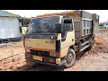 Download Lagu Proses bongkar muatan tanah timbunan dump truck bak kecil warna abu-abu
