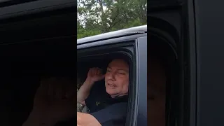 ضابط يوقف سيارة مسرعة ويتفاجأ بأن قائدها نائب رئيس الشرطة 