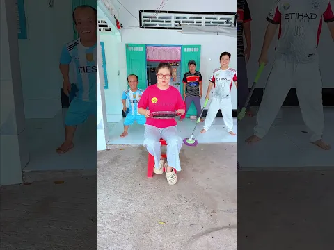 Siblings couldn't help but dance when they heard the girl winnowing beans 🫛🧹🪒🧽