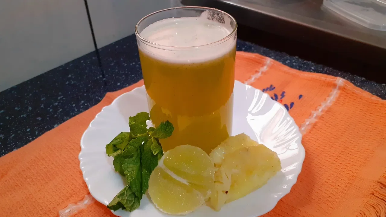 Exagerou um pouquinho nas festas de final de ano? Aqui está um SUCO DETOX DE COUVE COM ABACAXI para . 