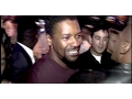 DENZEL WASHINGTON and wife PAULETTA mobbed walking down sidewalk - 1996
