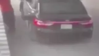 شبان يقومون بدفع عامل محطة وقود بالقوة داخل مركبتهم ليقومون باختطافه ويلوذون بالفرار 