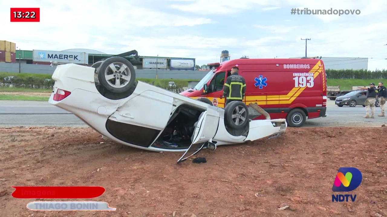 Carro capota na BR-280: Motorista teria tentado ultrapassar carreta pelo acostamento