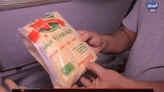 انتباه منى عراقي تقتحم احد محلات البيتزا وتكشف استخدامه جبن رومي فاسد 