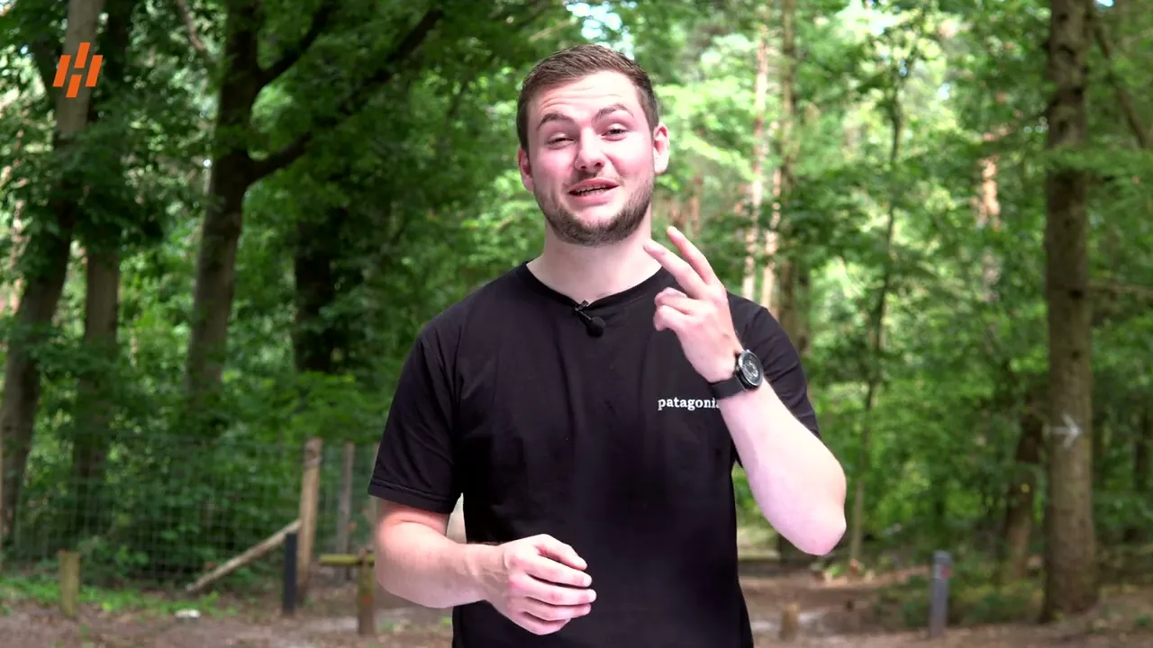 Man geeft uitleg over powerstations van HEKO Solar draagbare accu's