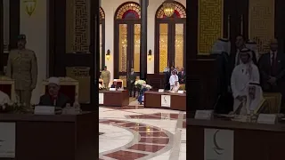 بحضور شيخ الأزهر احمد الطيب والبابا فرانسيس وملك البحرين القارئ عمر علي يفتتح اجتماع ملتقي الحوار  بحضور شيخ الأزهر احمد الطيب والبابا فرانسيس وملك البحرين القارئ عمر علي يفتتح اجتماع ملتقي الحوار